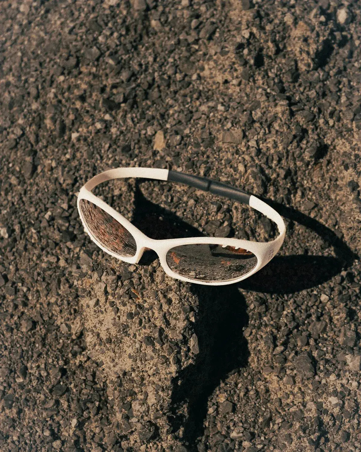 White frame on dark gravel