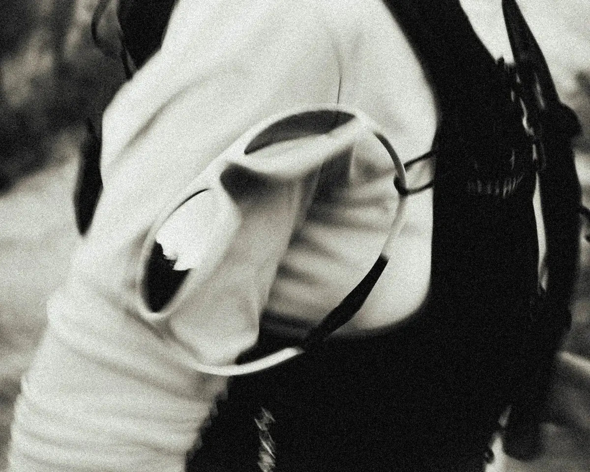 Frame clipped onto a vest
